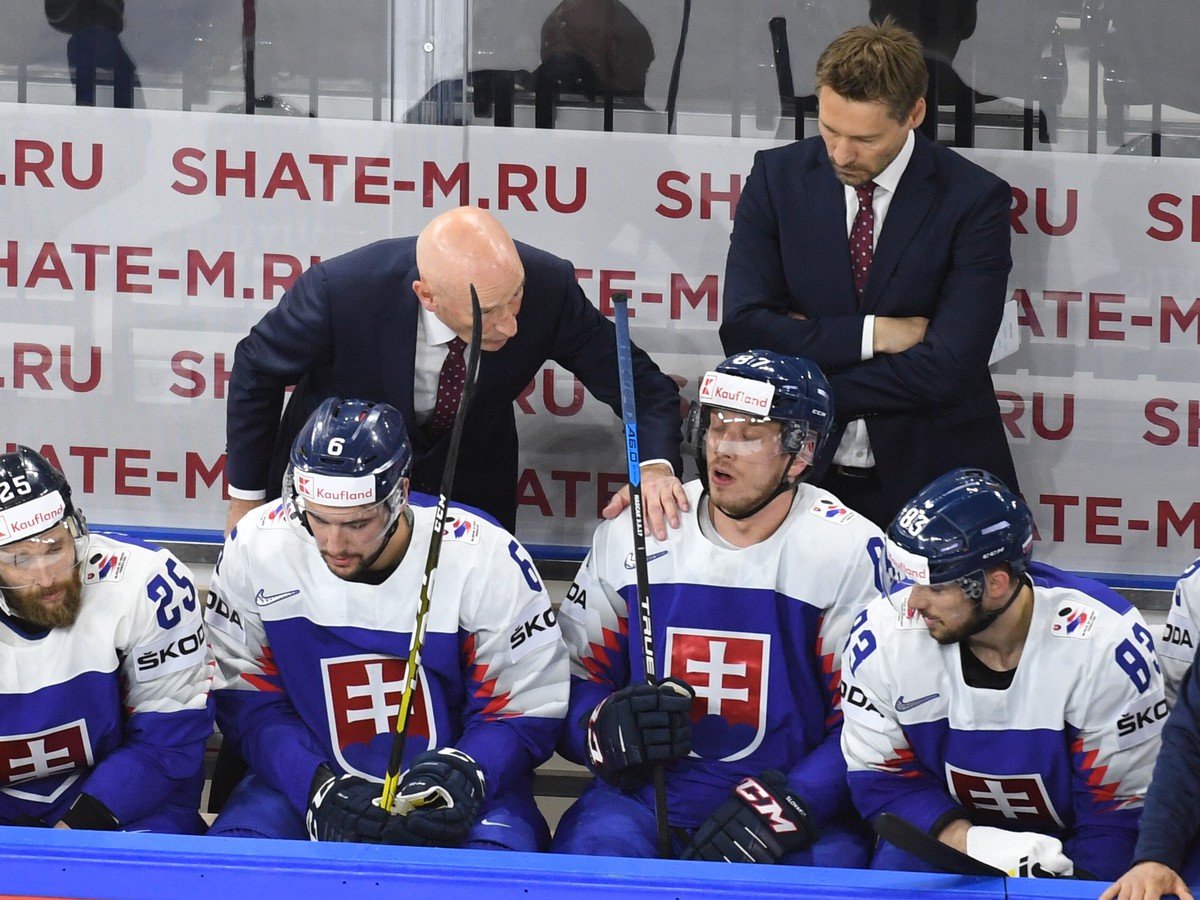 Na snímke hore zľava tréner slovenskej hokejovej reprezentácie Craig Ramsay