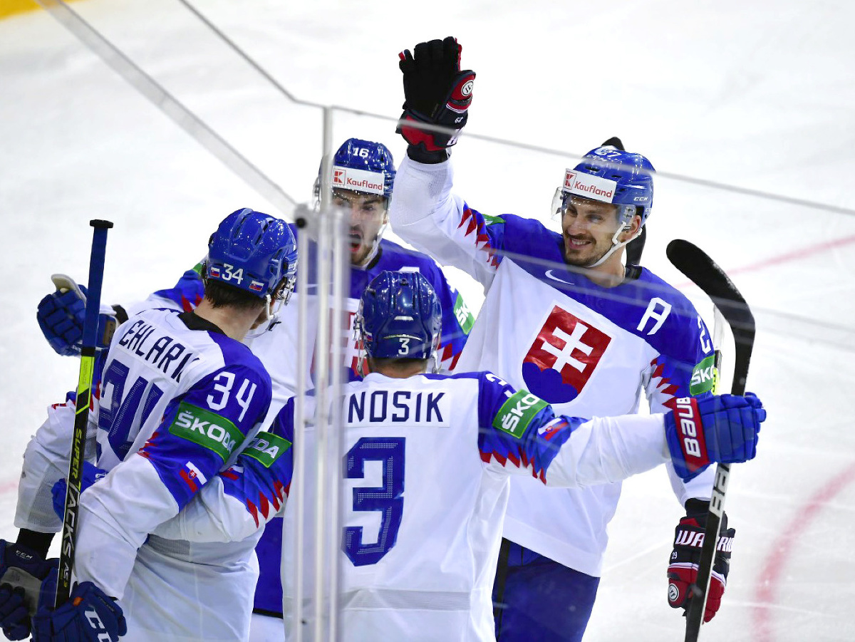 Slovenskí hokejisti sa radujú z gólu 