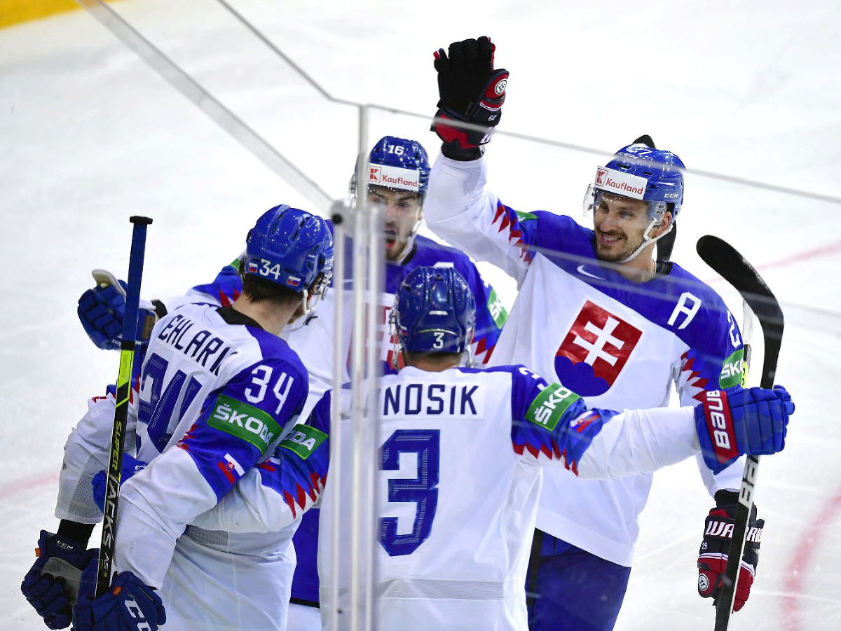 Slovenskí hokejisti sa radujú z gólu 