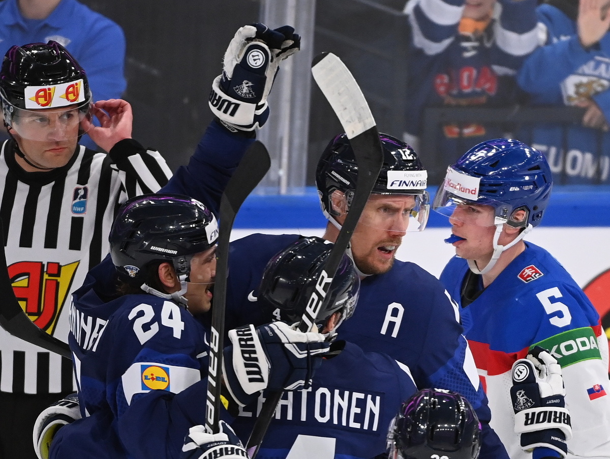 Na snímke fínsky hokejista Marko Anttila (uprostred) sa teší po strelení svojho druhého gólu