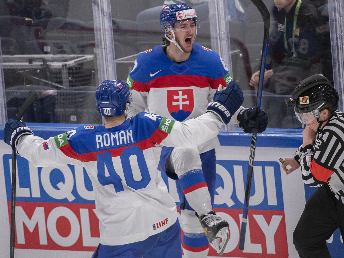 Na snímke slovenskí hokejisti vpravo Pavol Regenda a vľavo Miloš Roman sa tešia po strelení druhého gólu