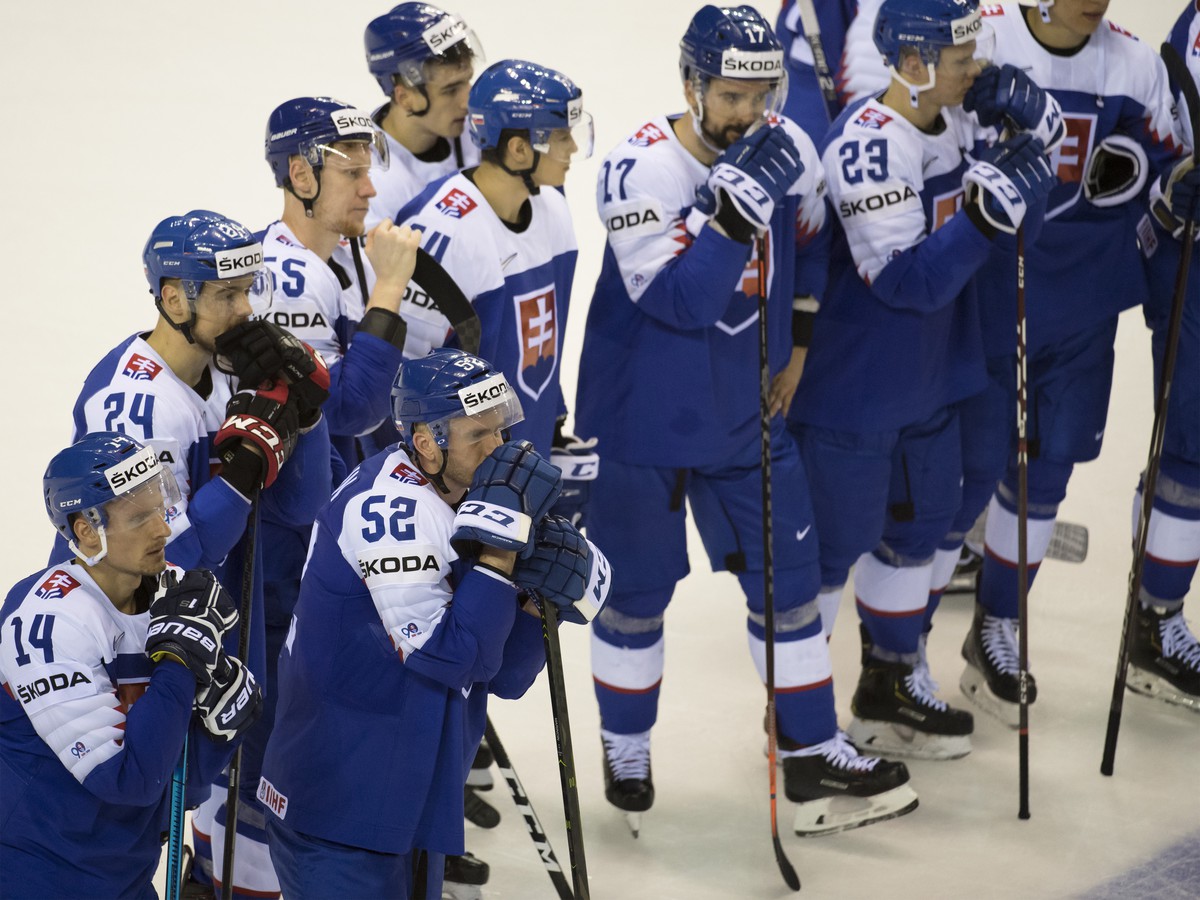 Smutní slovenskí hokejisti po prehre s Fínskom