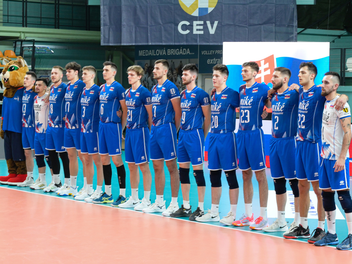 Slovenskí volejbalisti stoja počas štátnej hymny 