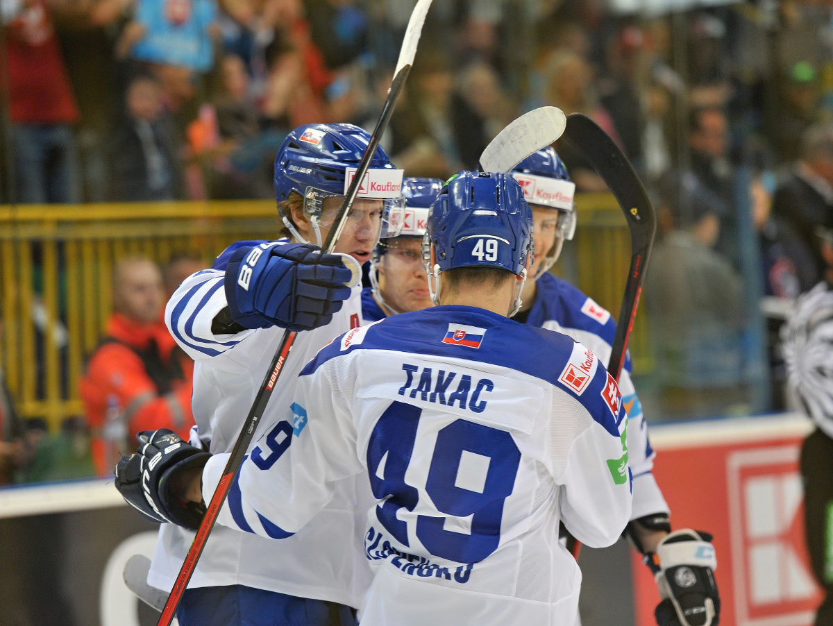 Na snímke radosť slovenských hokejistov po góle Adama Lišku (vľavo)