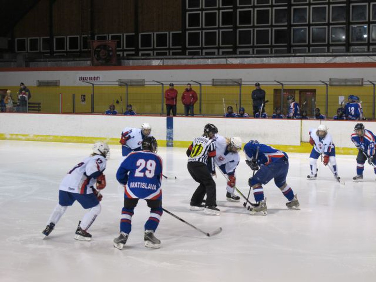 Slovenské hokejistky v zápase s HOBA Bratislava