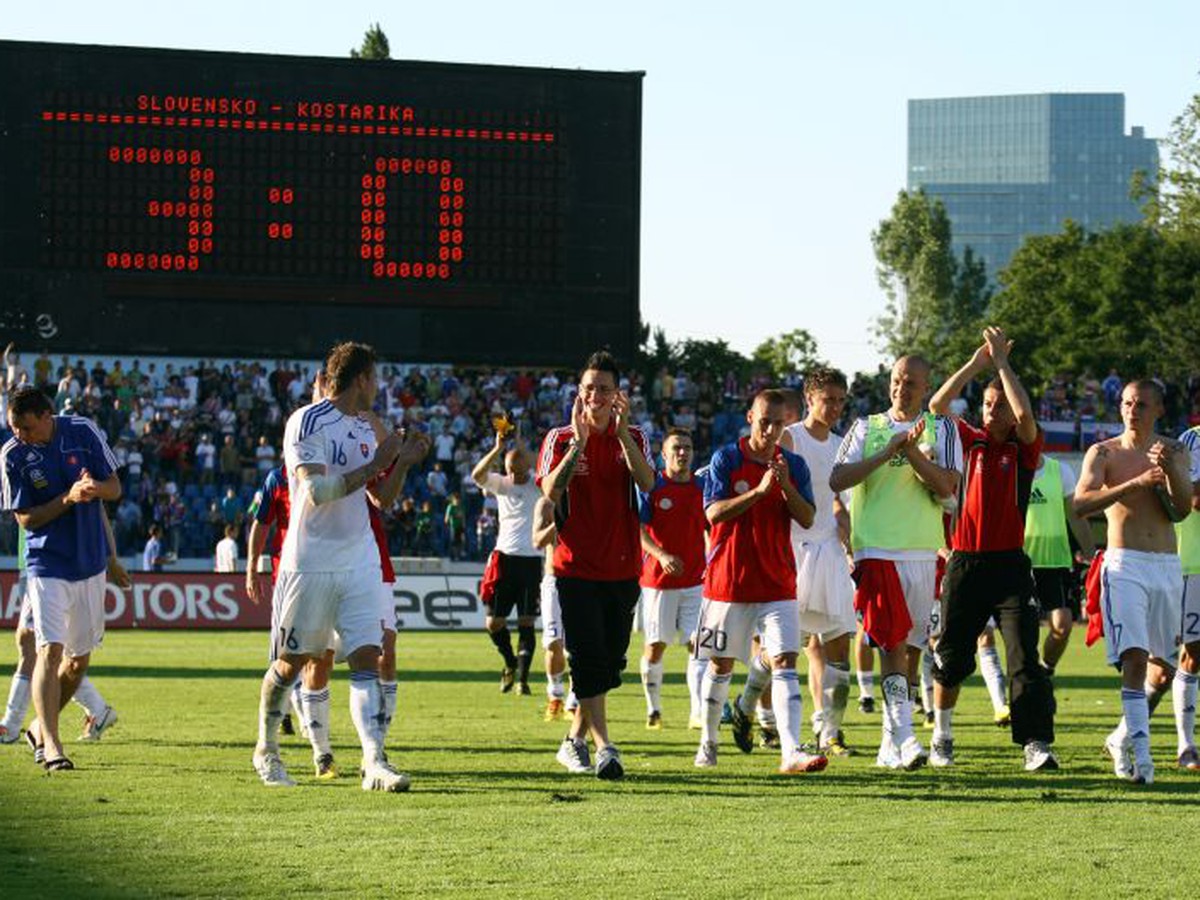 Slovenskí futbalisti ďakujú fanúšikom