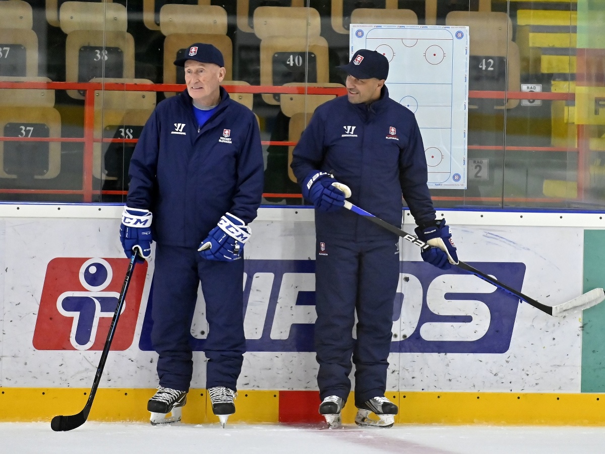 Tréner slovenskej hokejovej reprezentácie Craig Ramsay (vľavo) a jeho asistent Ján Pardavý
