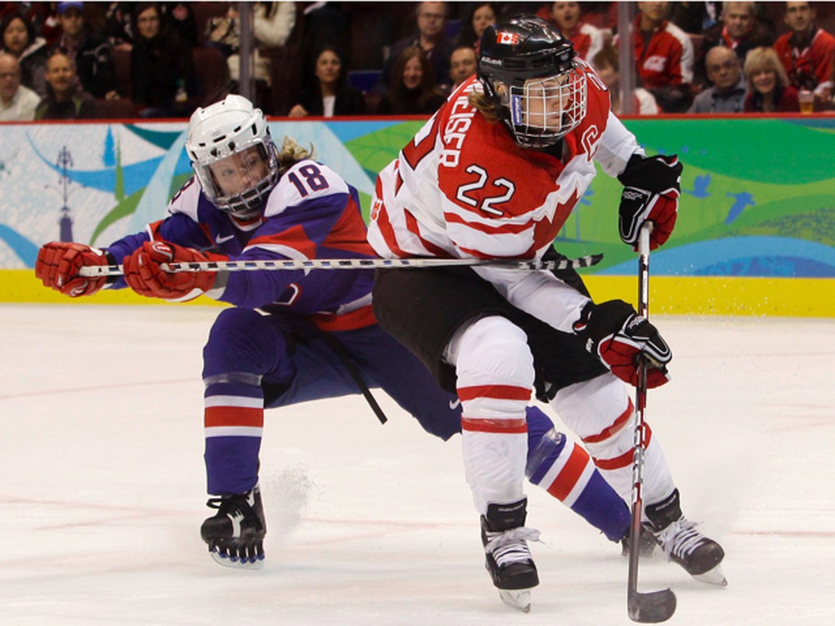 Janka Culíková a Hayley Wickenheiserová v súboji