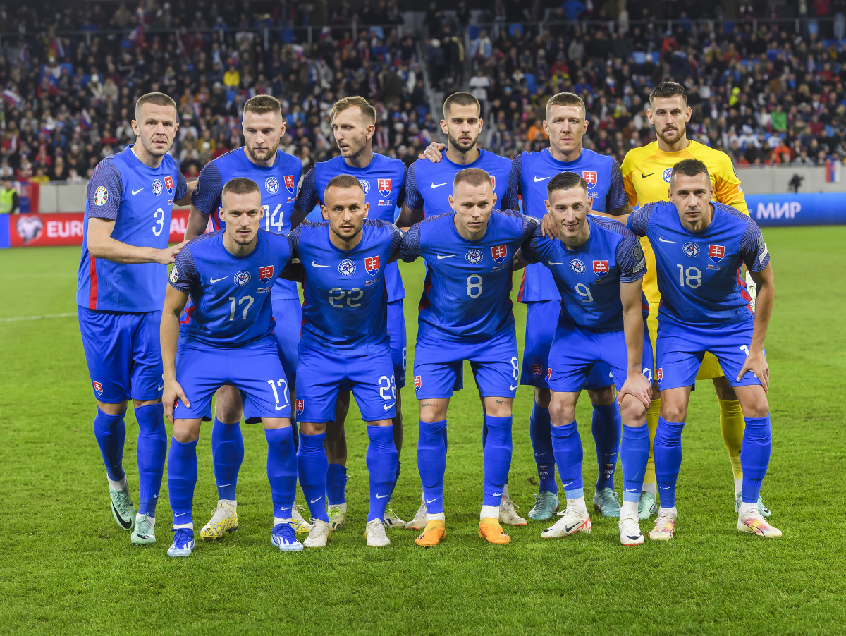 Na snímke hráči Slovenska pózujú pre skupinovú fotografiu pred zápasom J-skupiny 9. kola kvalifikácie ME 2024 vo futbale Slovensko - Island