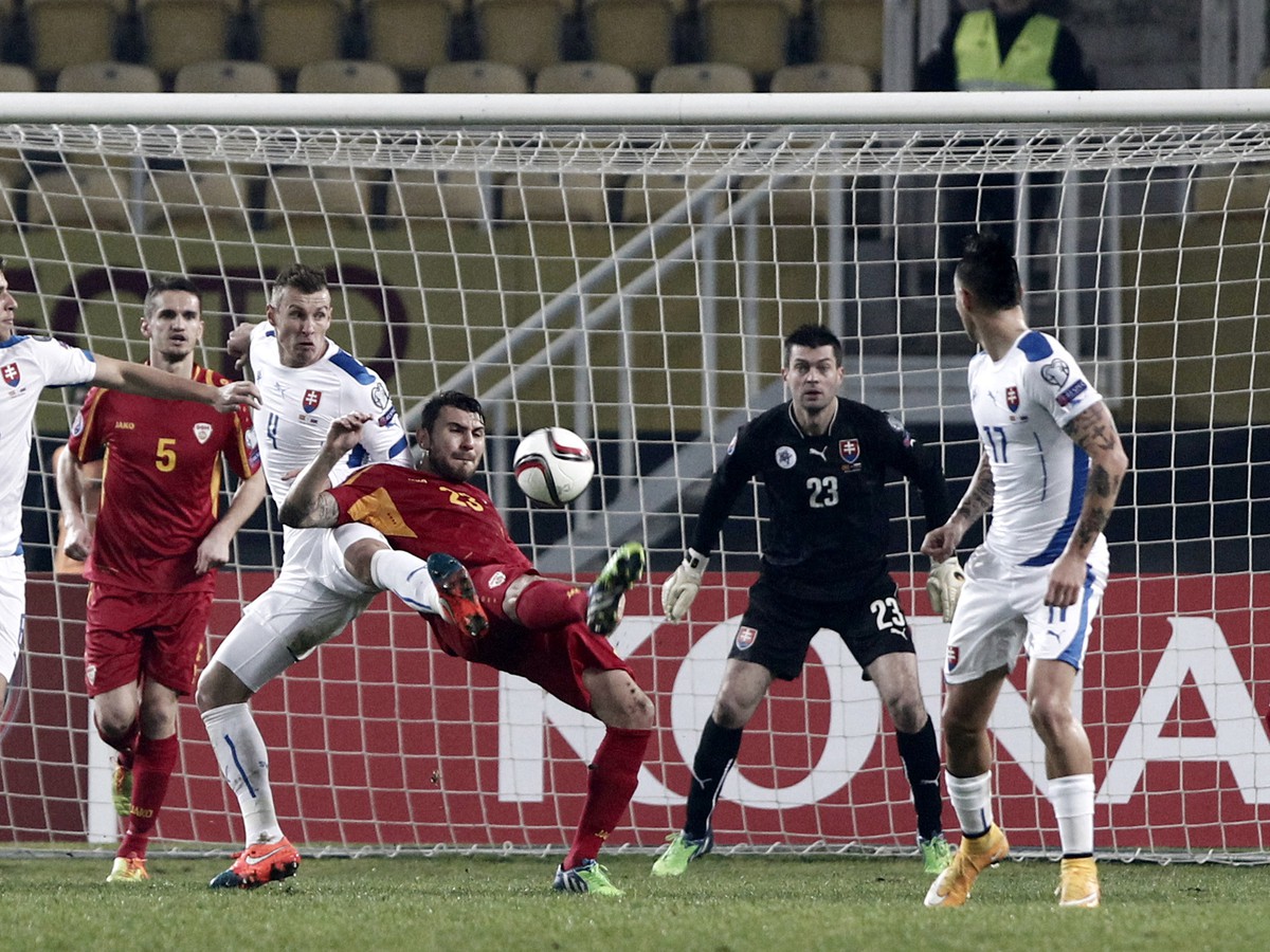 Jovan Kostovski (pri lopte) v zápase Macedónsko - Slovensko