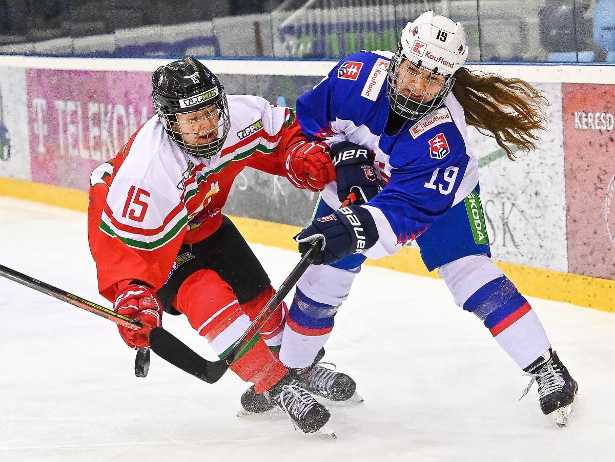 Maďarská hokejistka Réka Dabasiová (vľavo) a slovenská hokejistka Sofia Vysokajová