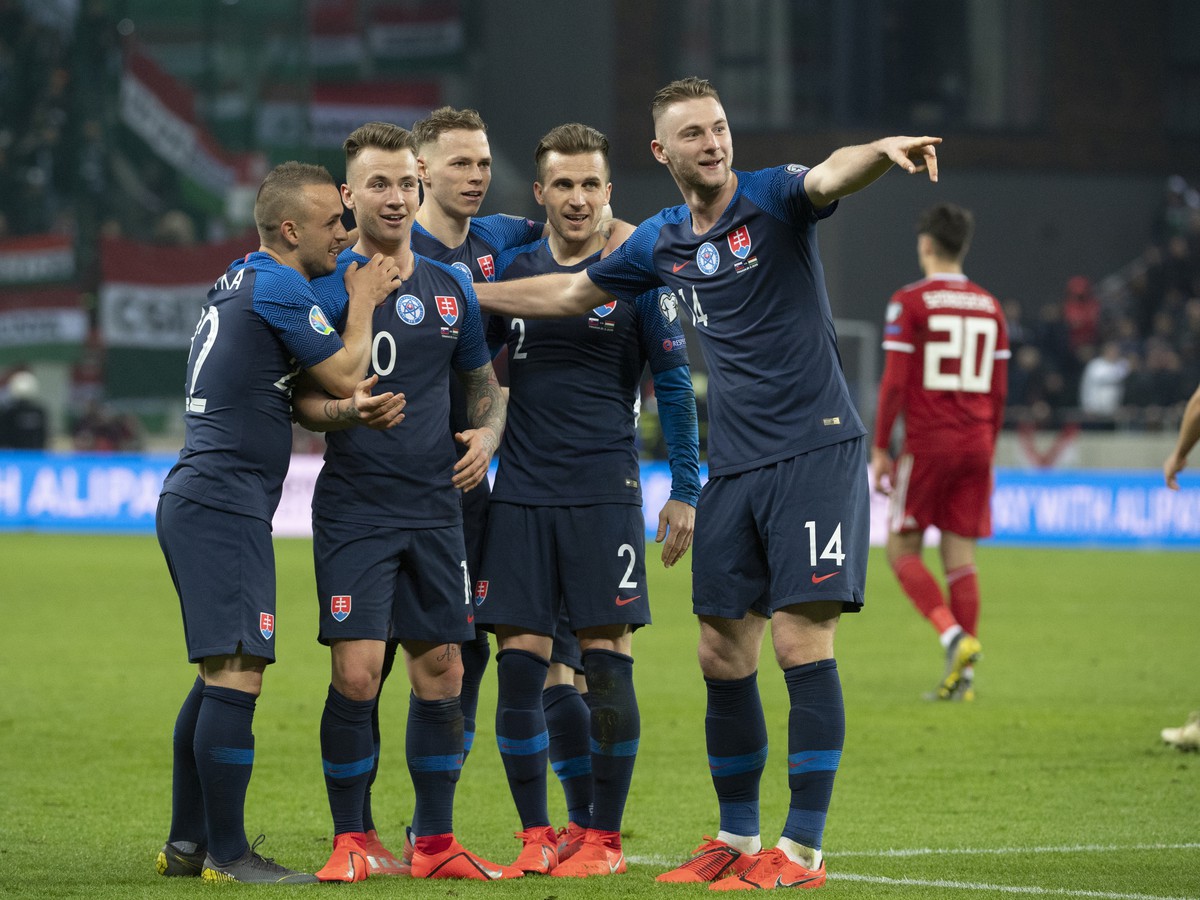 Slovenskí futbalisti sa radujú z druhého gólu do siete Maďarska