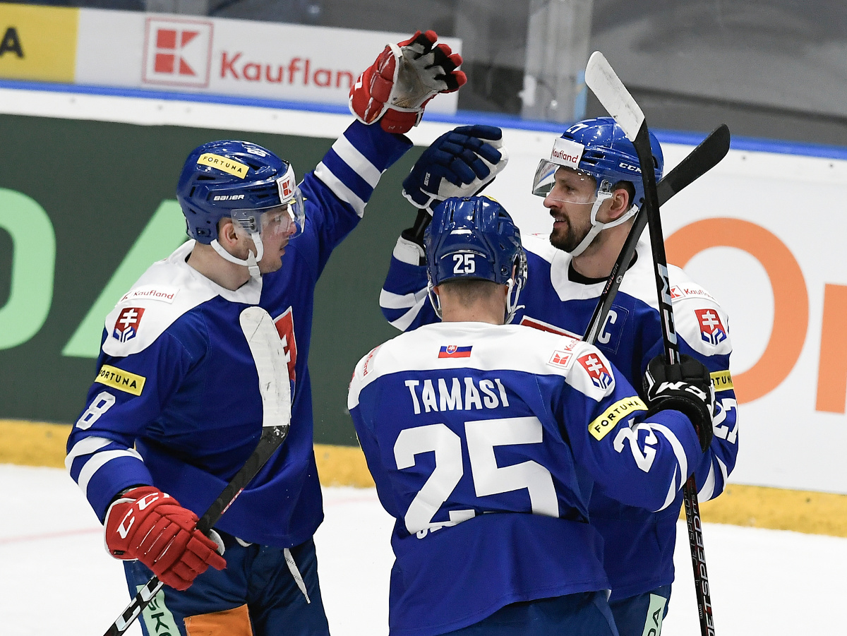 Na snímke slovenskí hokejoví reprezentanti zľava Oliver Okuliar, Alex Tamáši a Marek Hrivík sa radujú po strelení gólu