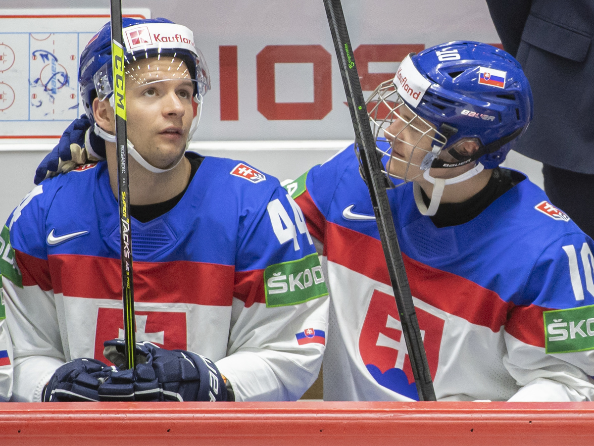 Na snímke slovenskí hokejisti  Mislav Rosandič (vľavo) a Adam Sýkora