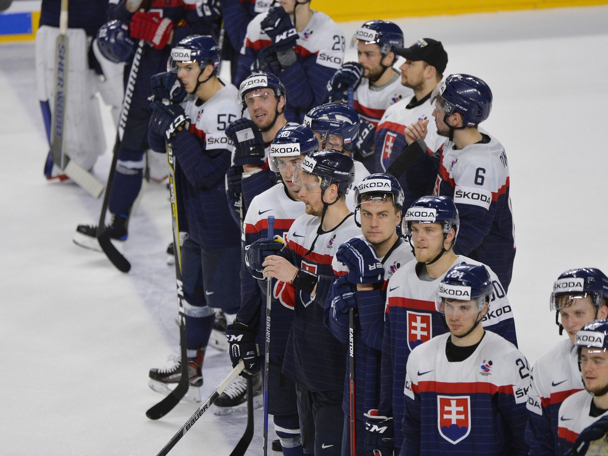 Smutní slovenskí hokejisti po prehre so Švédskom