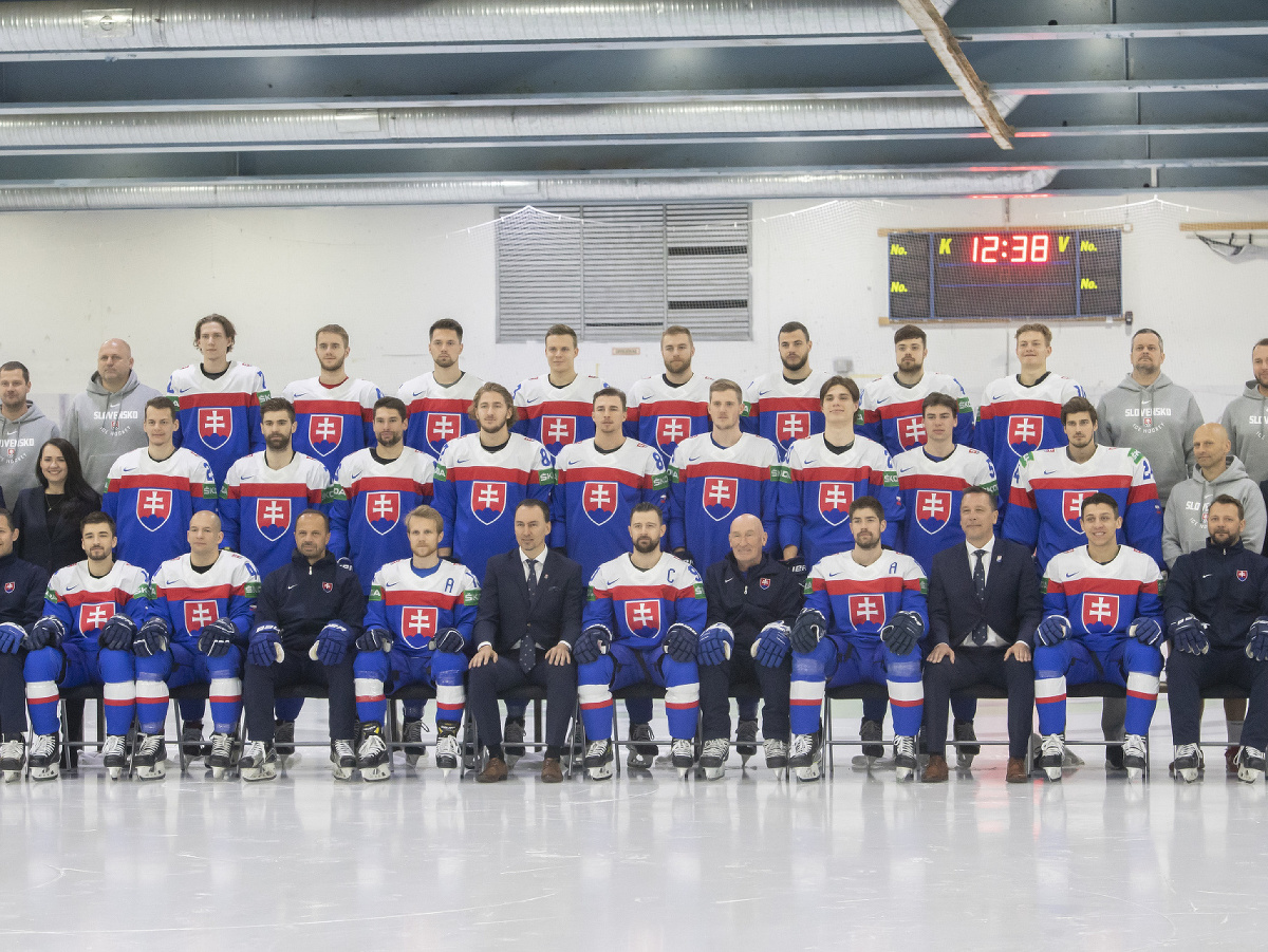 Slovenskí hokejisti a realizačný tím absolvovali spoločné fotenie na 85. majstrovstvách sveta v ľadovom hokeji 23. mája 2022 