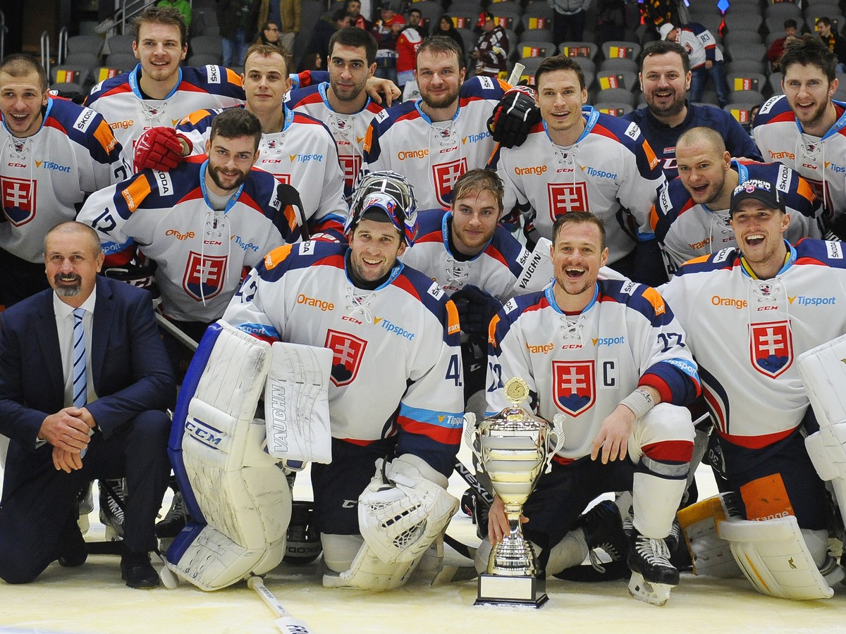 Slovenskí hokejisti pózujú s pohárovou trofejou