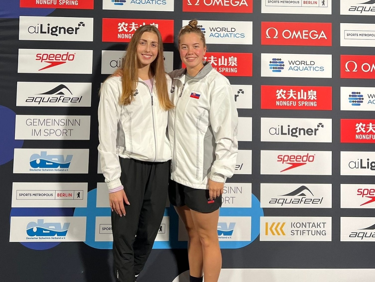 Slovenské reprezentantky v plávaní Nikoleta Trníková a Laura Benková počas Svetového pohára v Berlíne