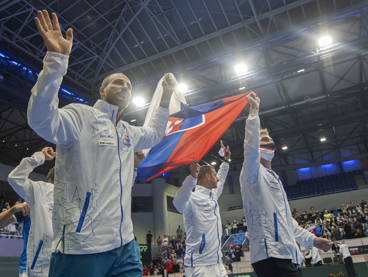 Na snímke slovenskí reprezentanti oslavujú víťazstvo 3:1 v zápase 1. svetovej skupiny Davisovho pohára v tenise Slovensko - Čile
