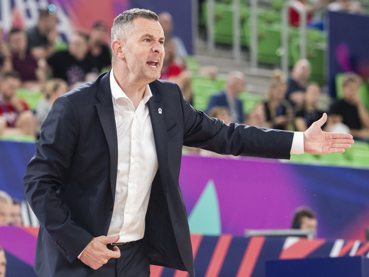 Tréner slovenskej basketbalovej reprezentácie žien Juraj Suja kričí počas zápasu