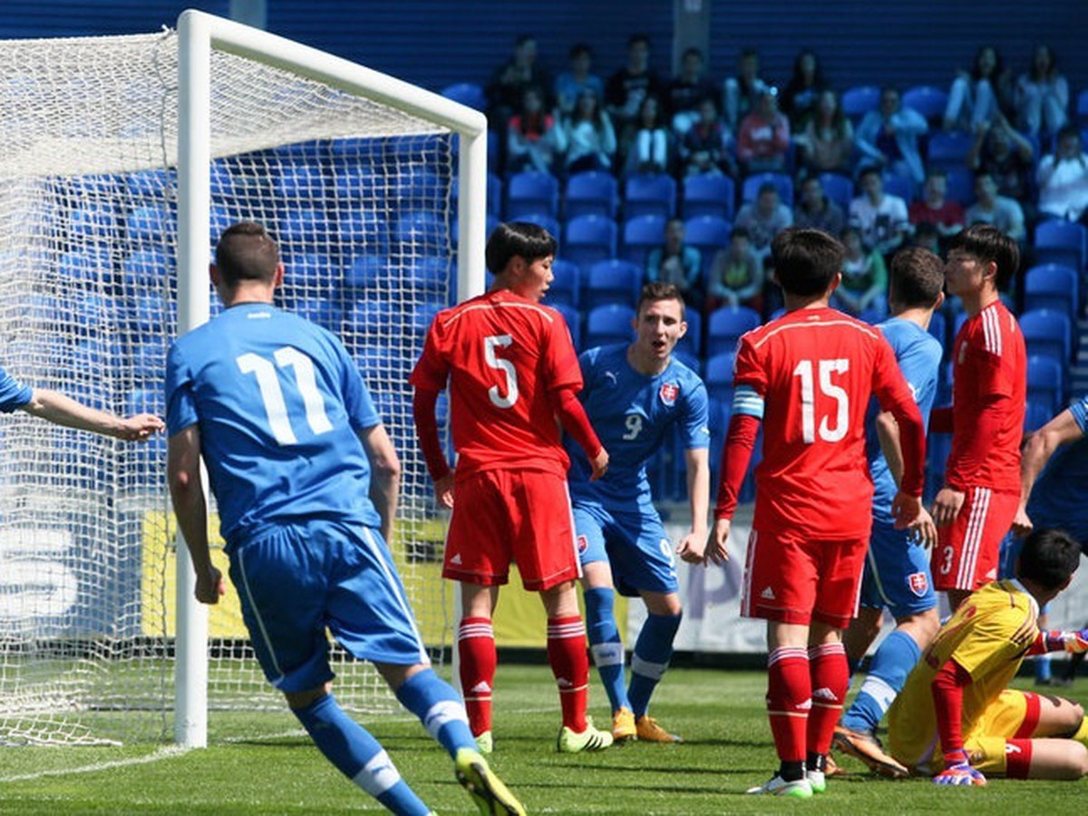 Slovenskí mladíci oslavujú gól proti Číne