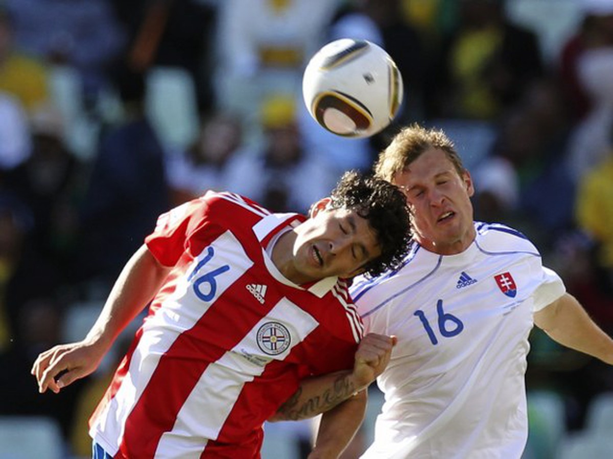 Cristian Riveros a Ján Ďurica v súboji