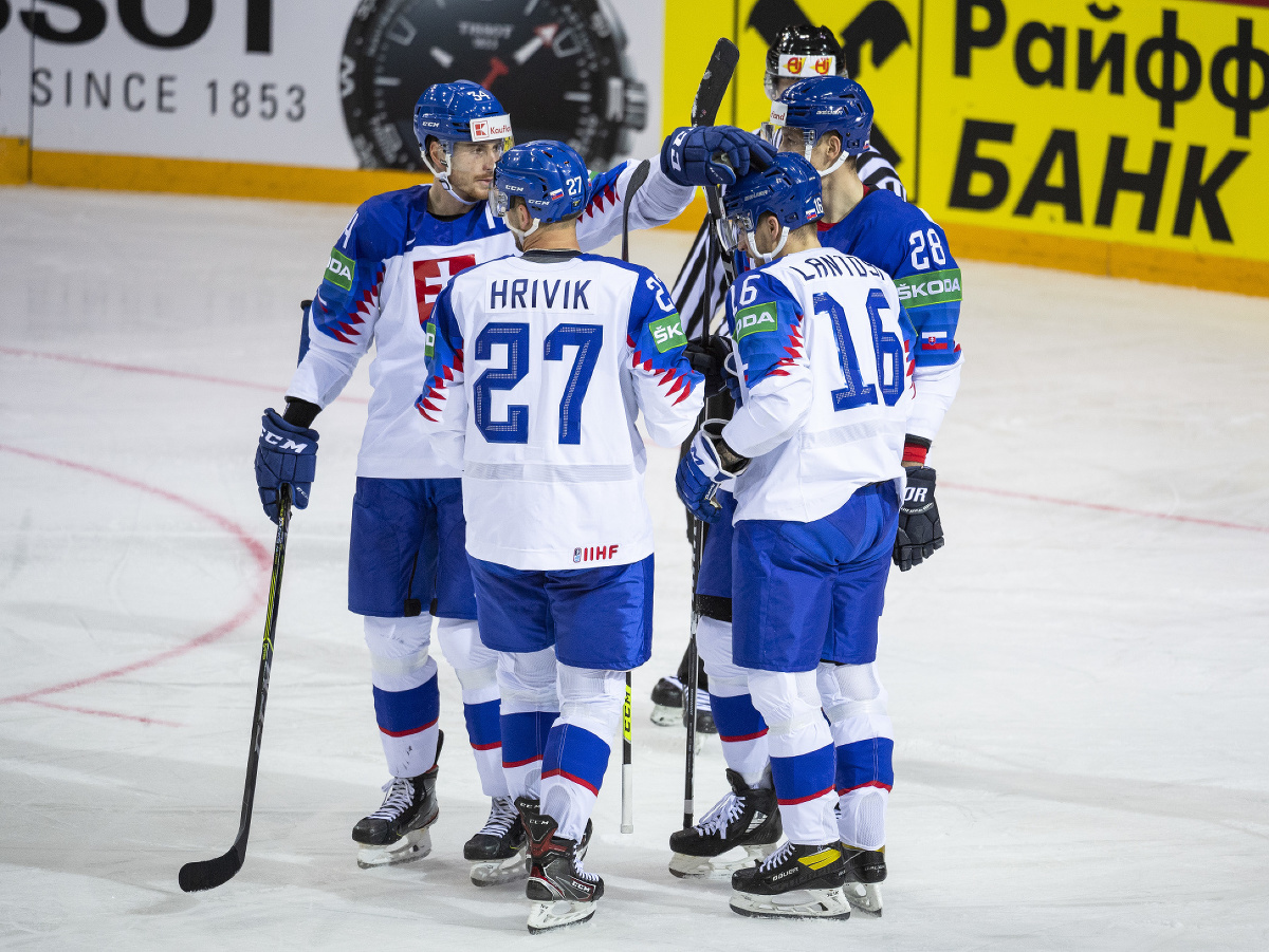 Slovenskí hokejisti, zľava Peter Cehlárik, Marek Hrivík, Róbert Lantoši a Martin Gernát oslavujú gól
