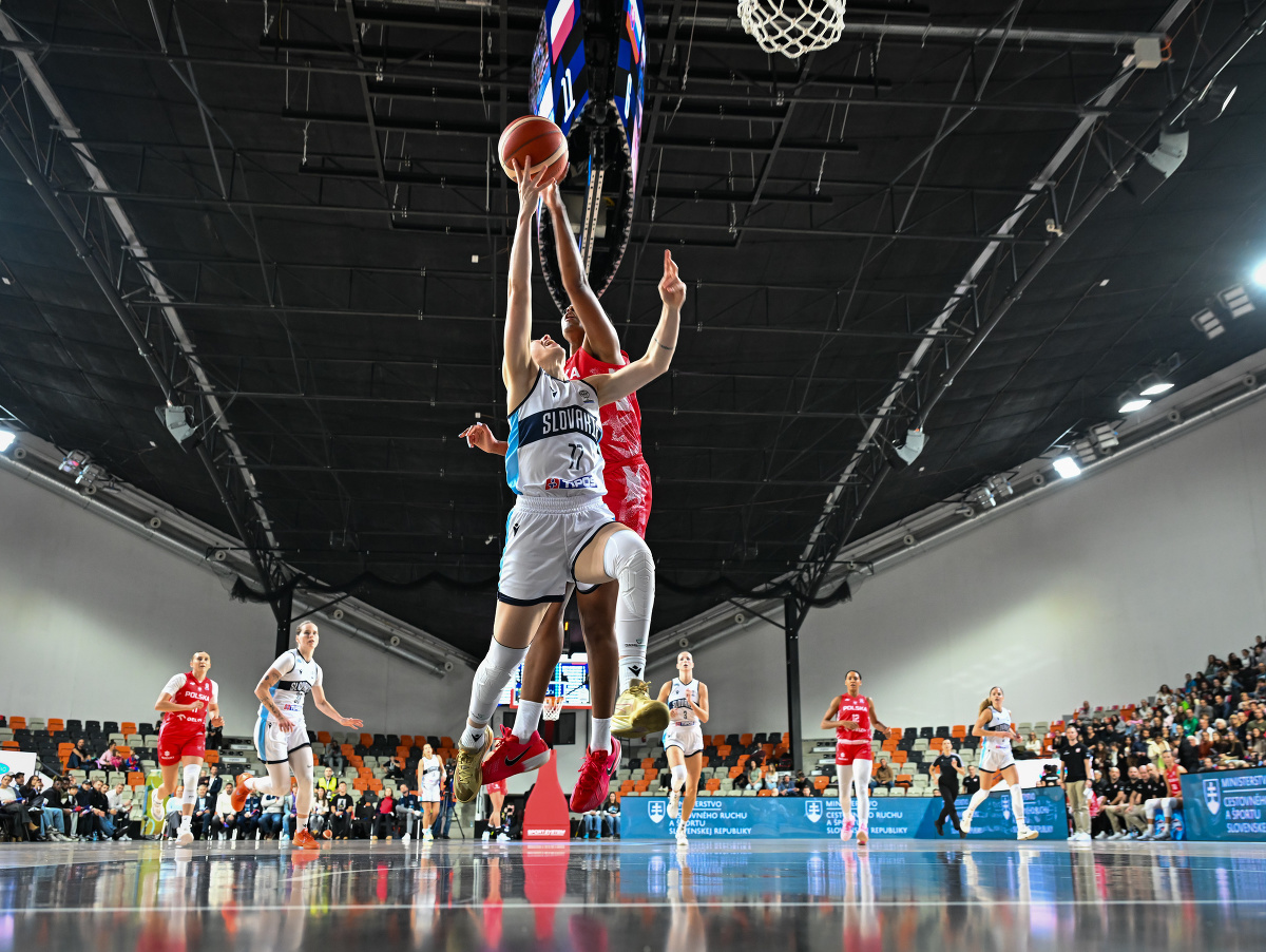 Zľava Nikola Dudášová (Slovensko) a Stephanie Mavunga (Poľsko) v súboji o loptu