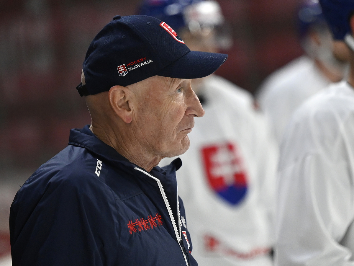 Hlavný tréner slovenskej hokejovej reprezentácie Craig Ramsay sleduje tréning na ľade 