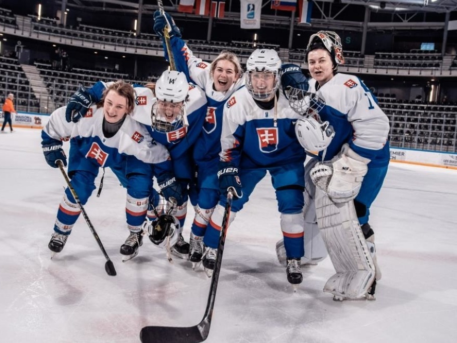 Oslavujúce slovenské hokejistky po triumfe nad Rakúskom