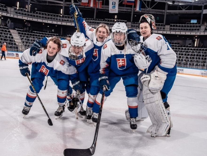 Oslavujúce slovenské hokejistky po triumfe
