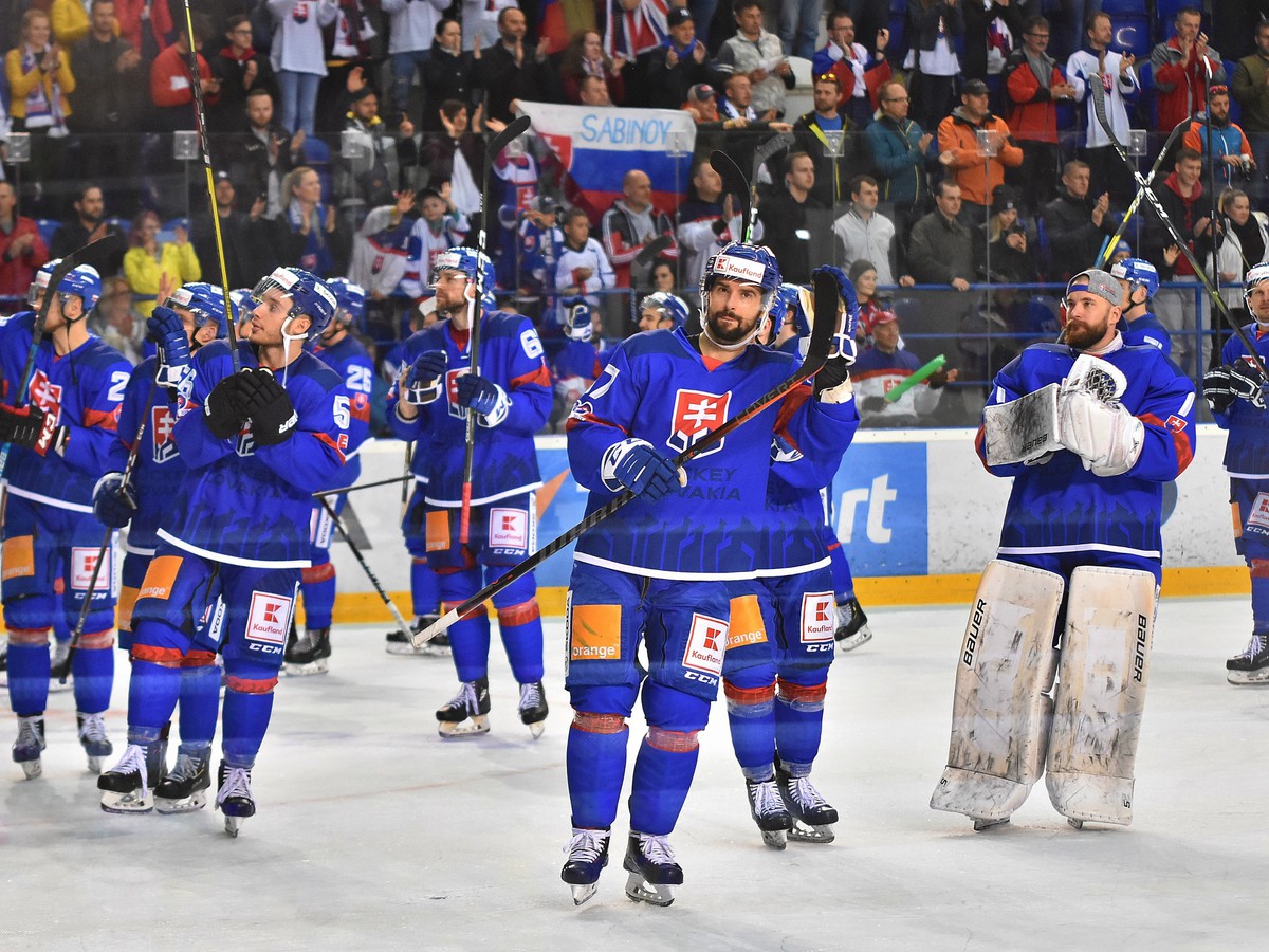 Na snímke hráči Slovenska oslavujú víťazstvo 6:1 v prípravnom zápase pred hokejovými MS 2019 Slovensko -  Veľká Británia