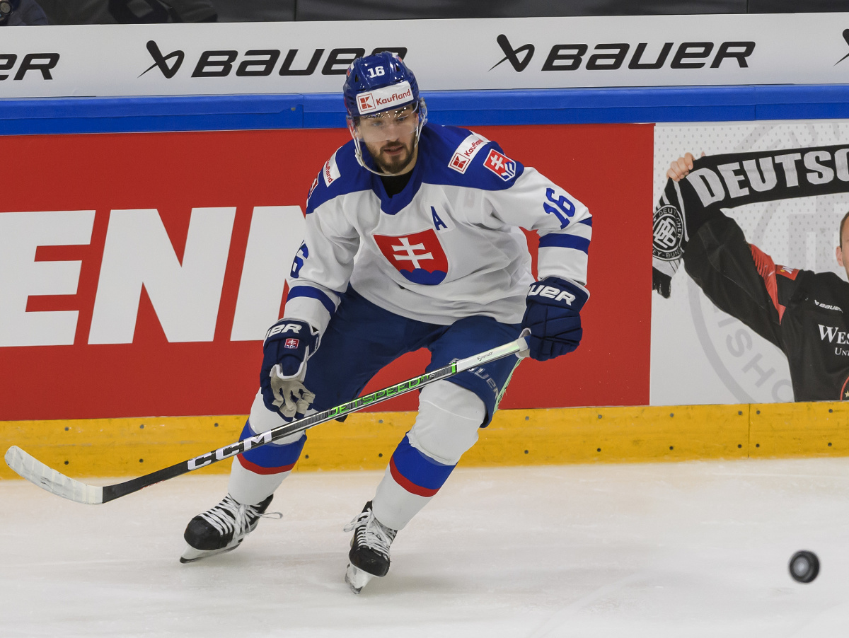 Na snímke slovenský hokejista Róbert Lantoši