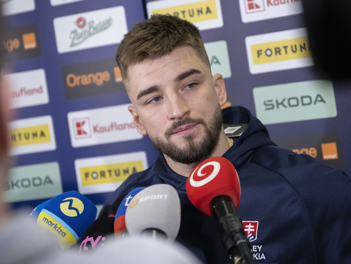 Slovenský hokejový reprezentant Róbert Lantoši odpovedá na otázky novinárov 