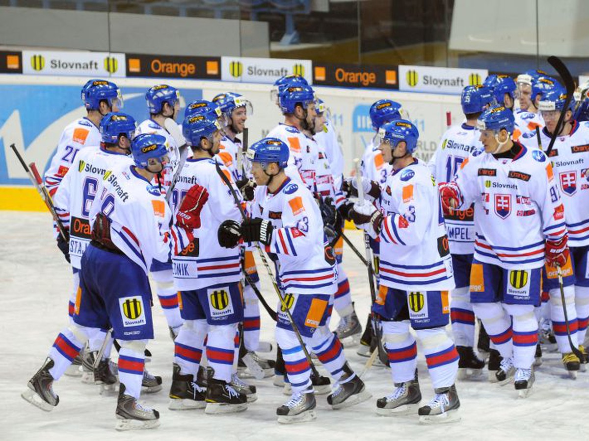 Slovenskí hokejisti sa tešia z víťazstva na turnaji