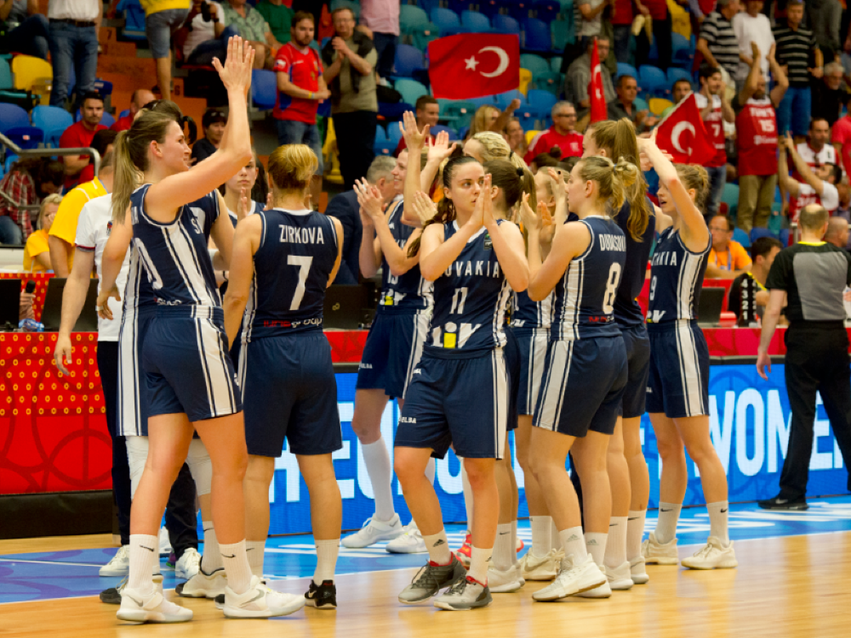 Slovenské basketbalistky ďakujú fanúšikom po prehratom stretnutí