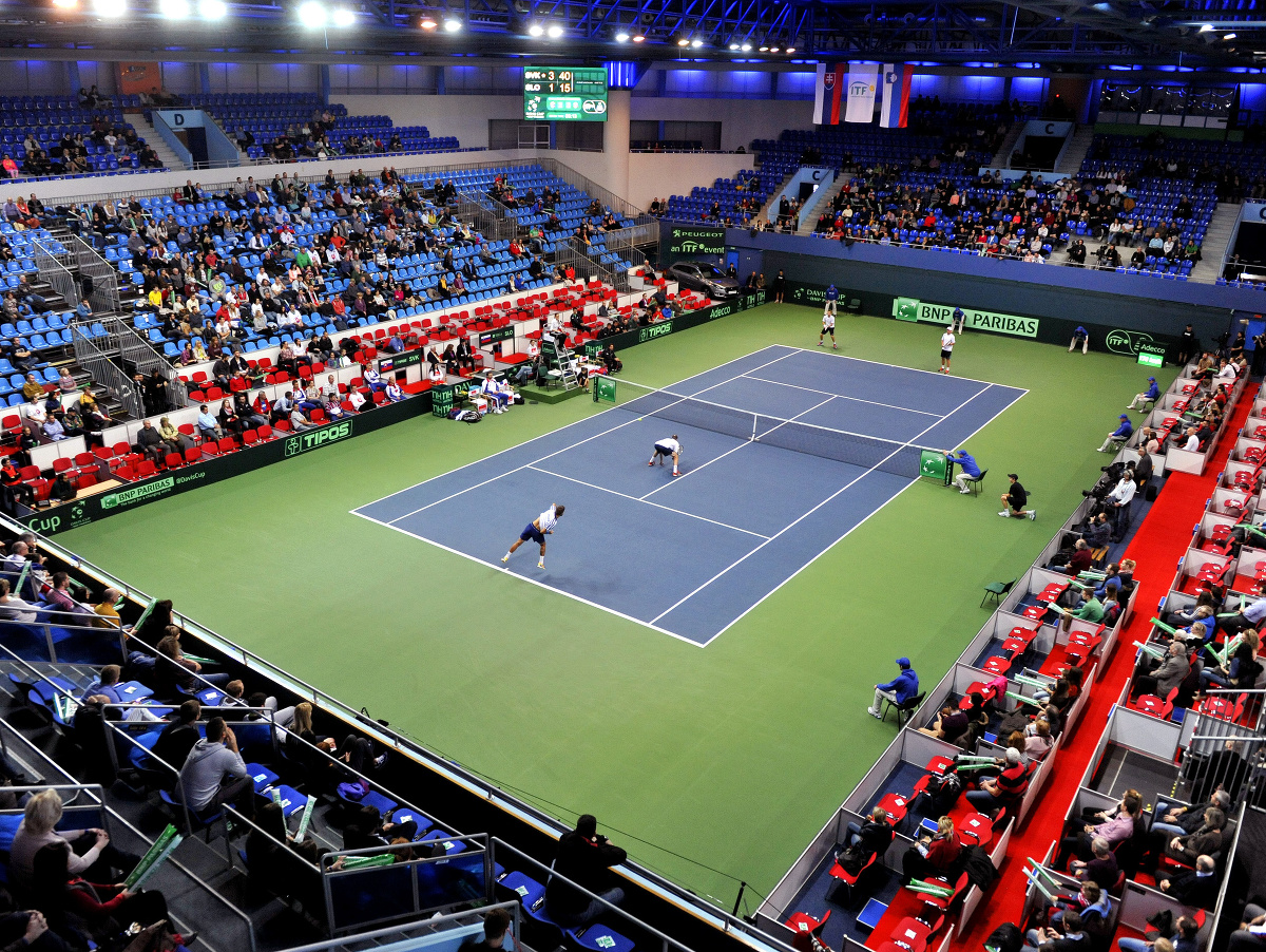 Centrálny kurt Národného tenisového centra počas štvorhry