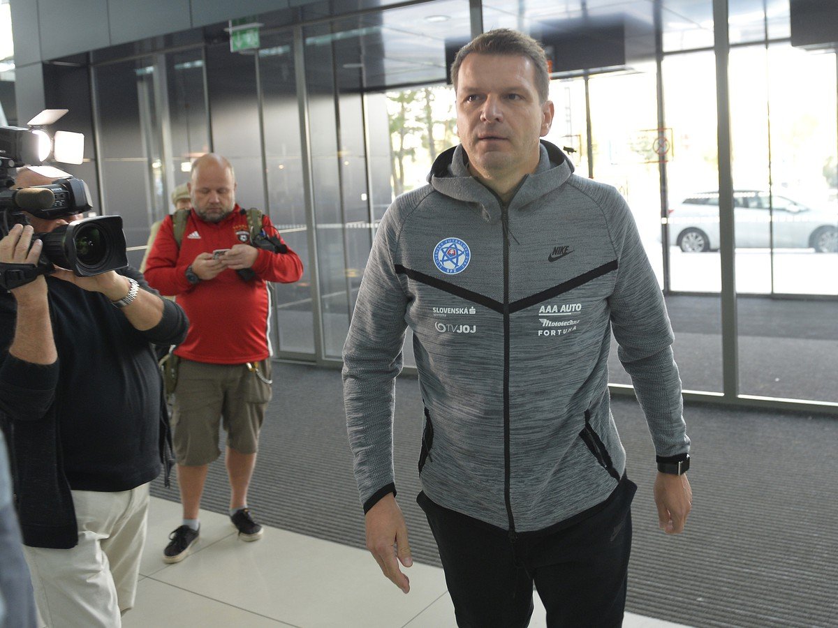 Štefan Tarkovič, doterajší asistent hlavného trénera, ktorý je dočasne poverený vedením A - mužstva slovenskej futbalovej reprezentácie, pred odletom do Švédska