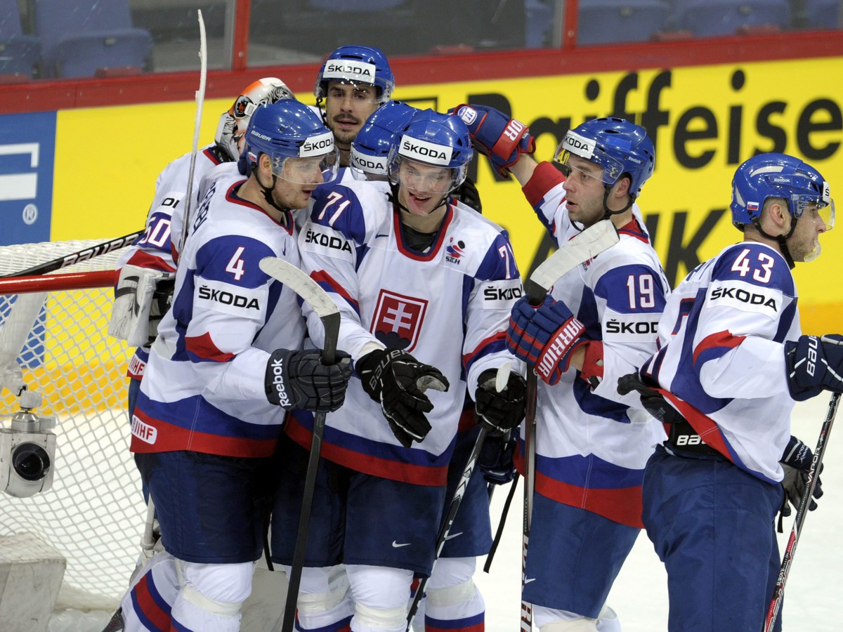 Slovenskí hokejisti po záverečnom hvizde v zápase so Švajčiarskom