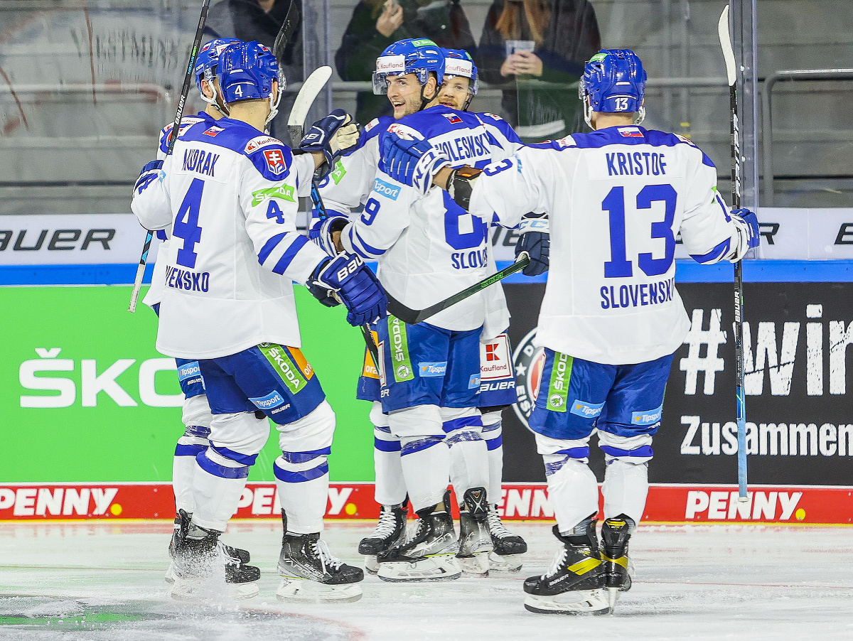 Na snímke radosť slovenských hokejistov po strelení úvodného gólu