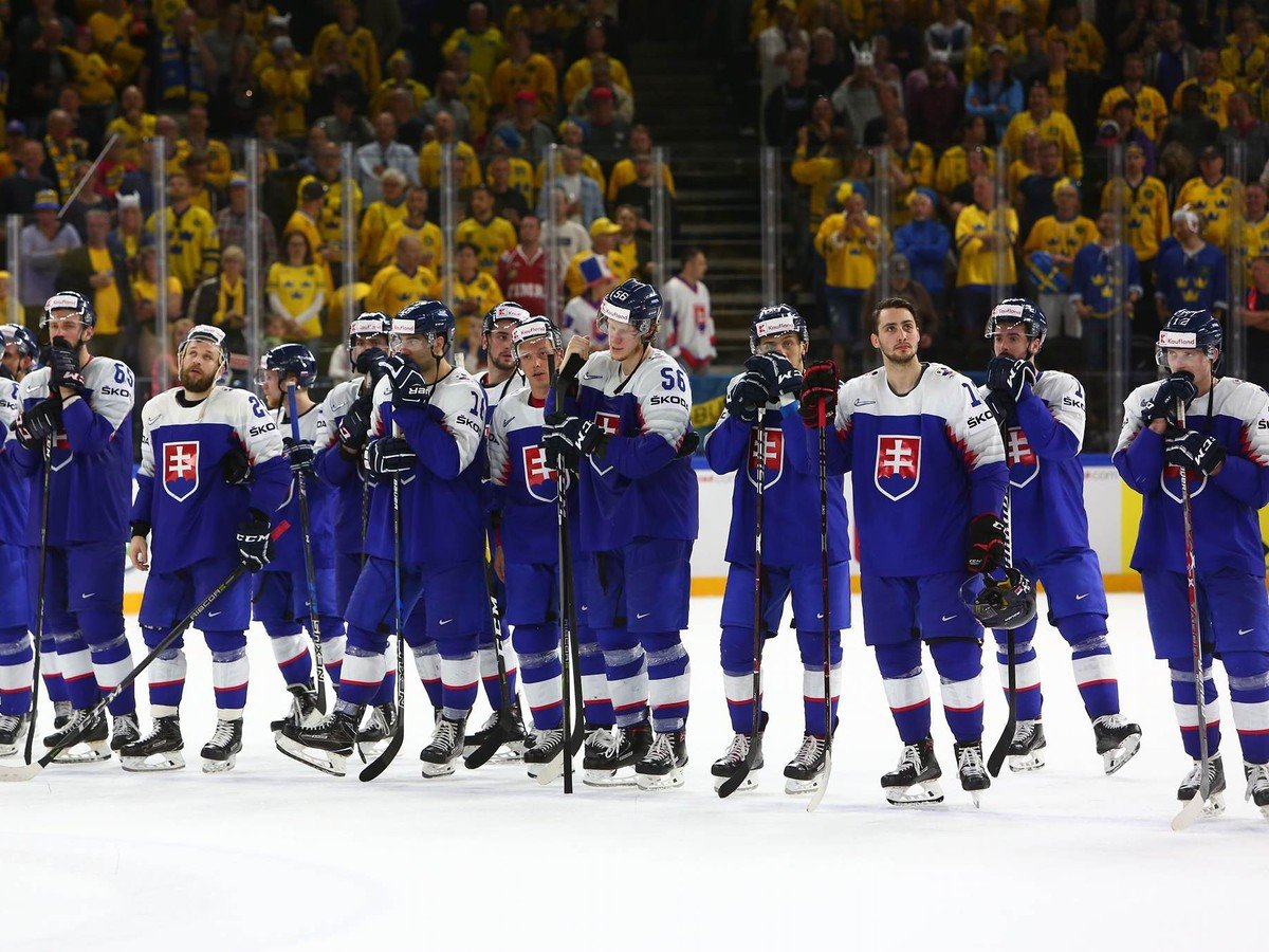 Slovenskí hokejisti po zápase so Švédskom