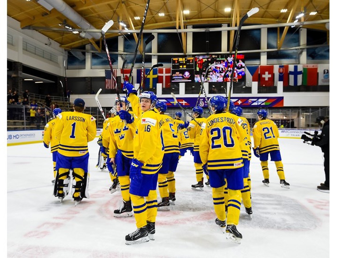 Radosť švédskych hokejistov po triumfe nad Slovenskom