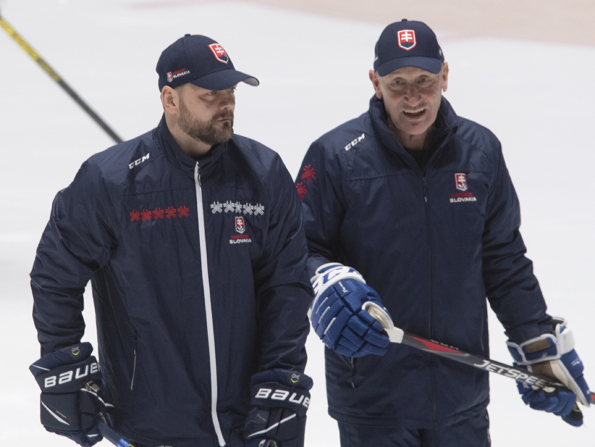 Vpravo tréner slovenskej hokejovej reprezentácie Craig Ramsay a vľavo asistent trénera Andrej Podkonický počas tréningu pred Švajčiarskym pohárom