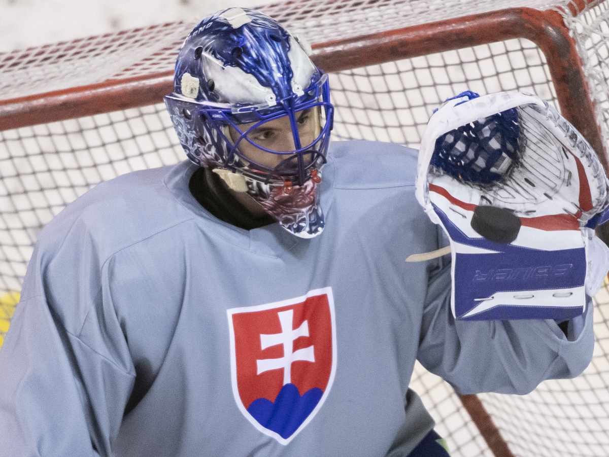 Brankár Matej Tomek počas tréningu slovenskej hokejovej reprezentácie v Bratislave