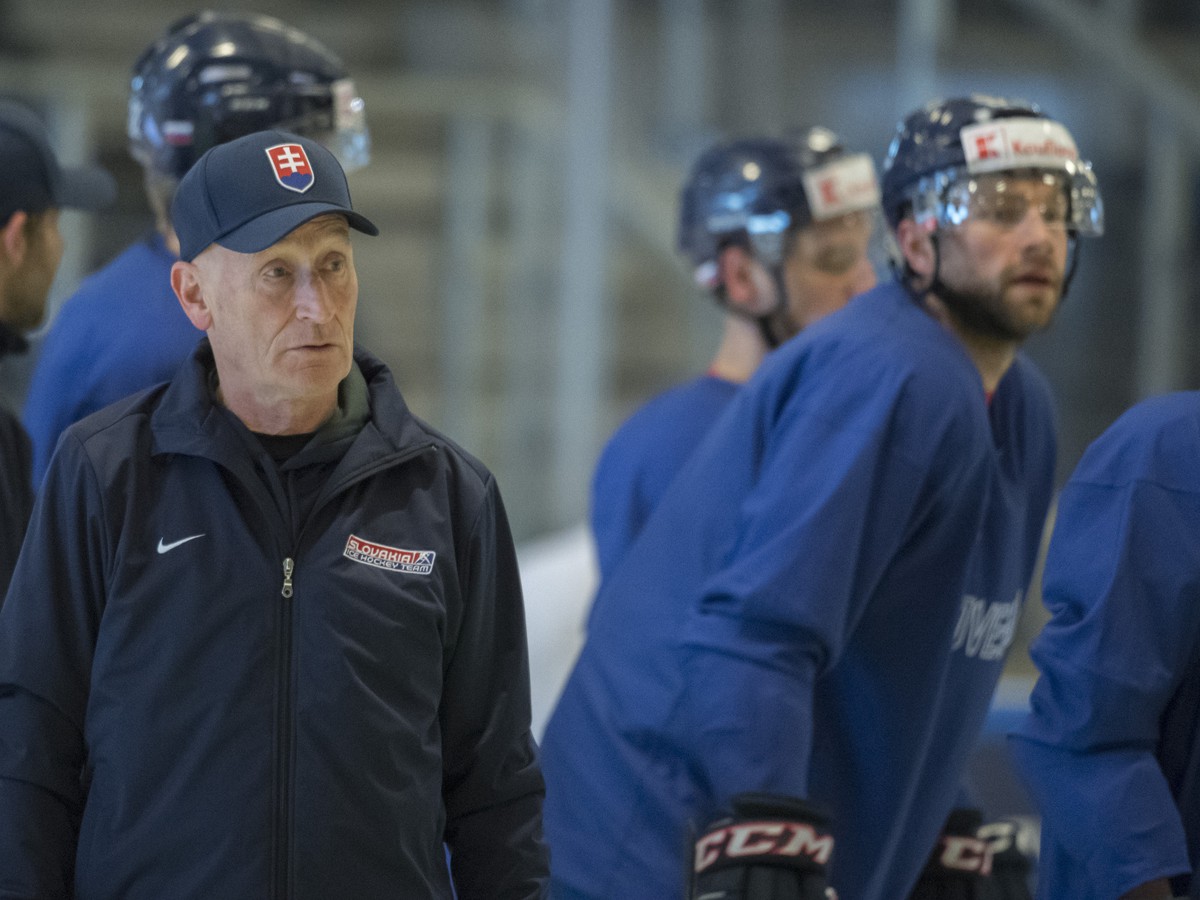 Tréning slovenských hokejistov na čele s trénerom Craigom Ramsaym