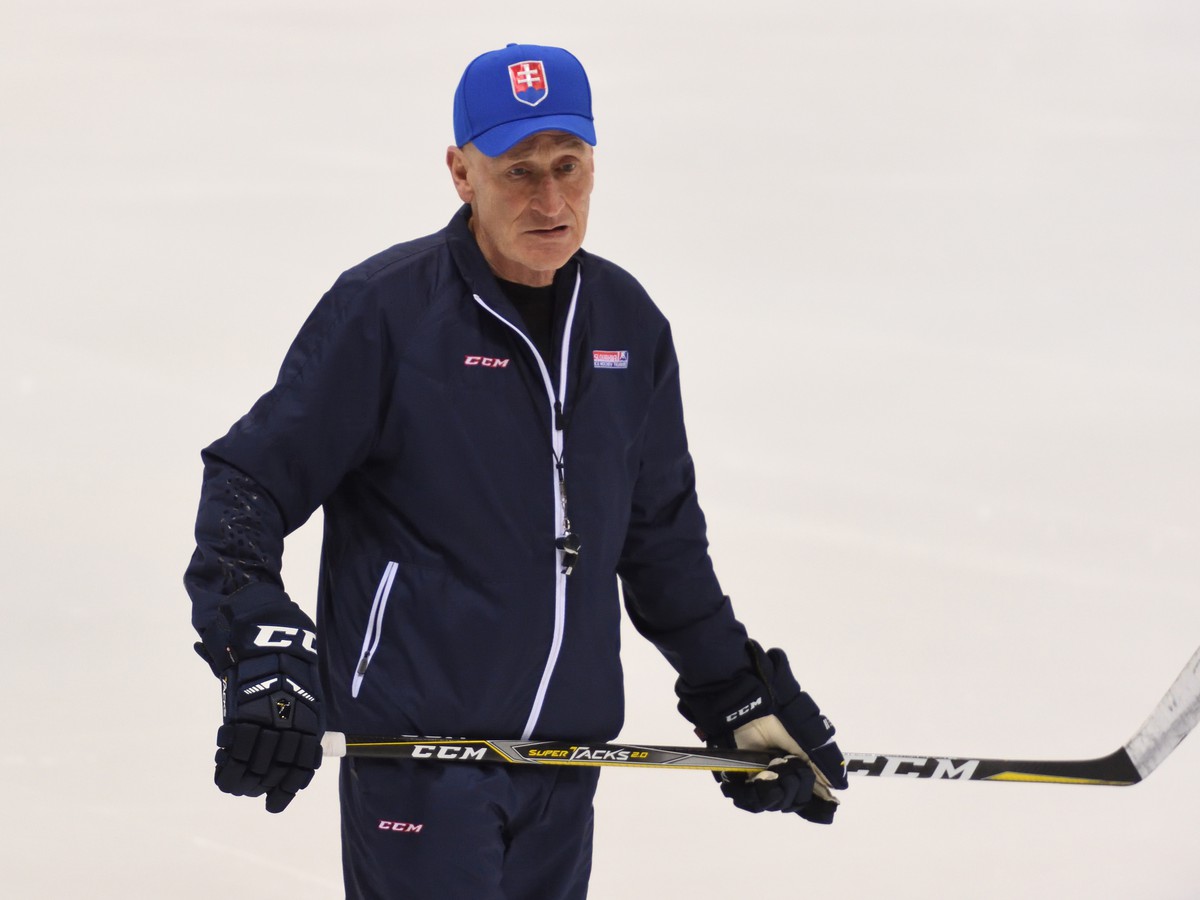 Tréner slovenskej hokejovej reprezentácie Craig Ramsay počas  tréningu