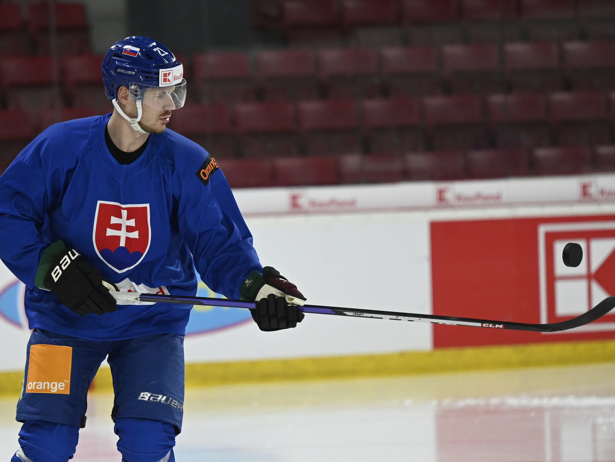 Miloš Kelemen prichádza na ľad počas prípravy slovenskej hokejovej reprezentácie na majstrovstvá sveta v hokeji
