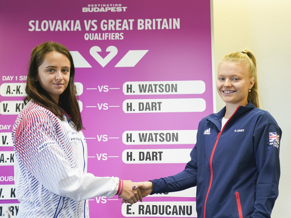 Slovenská tenisová jednotka Viktória Kužmová a vpravo britská dvojka Harriet Dartová