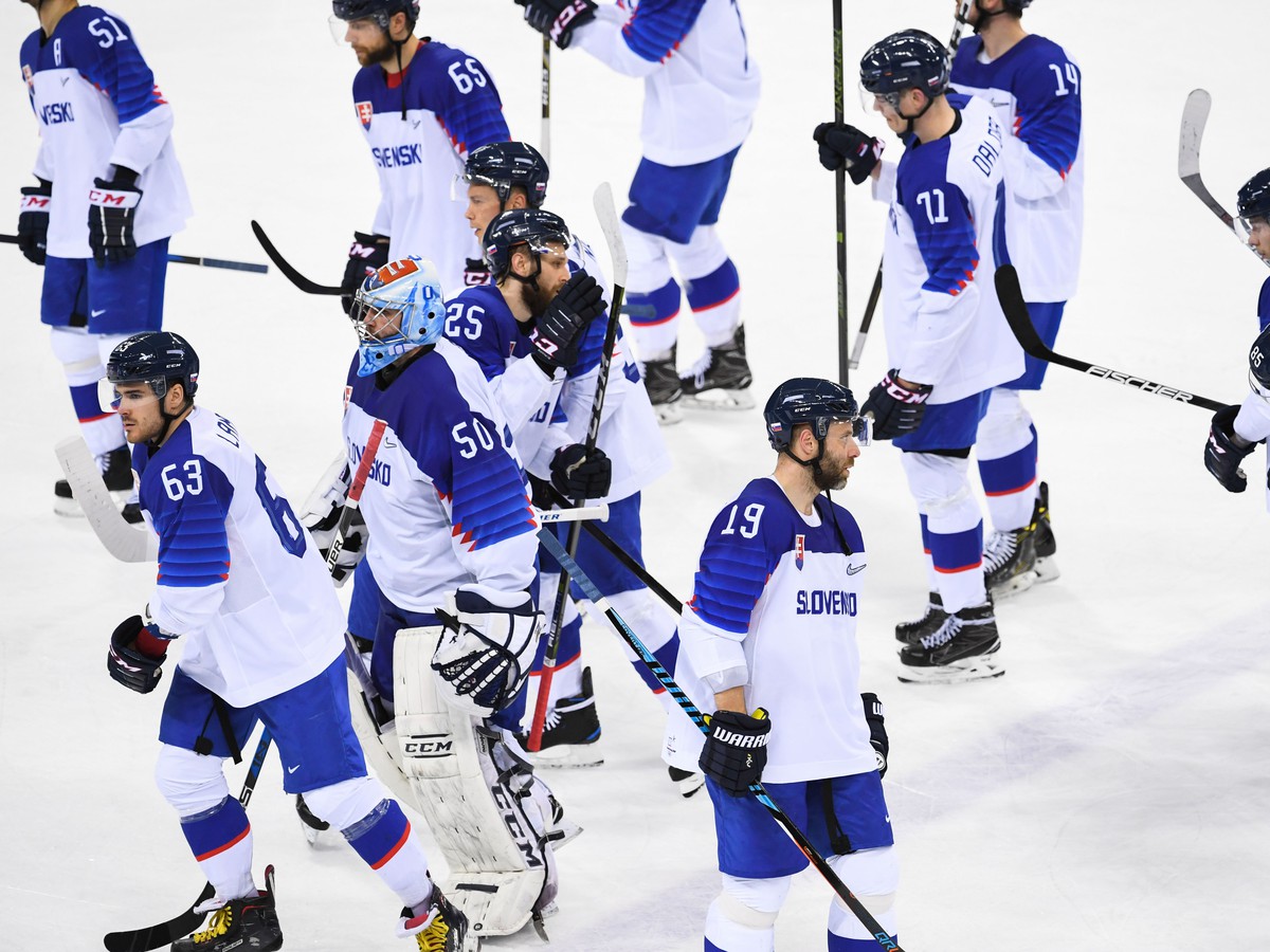 Sklamaní slovenskí hokejisti po prehre s USA