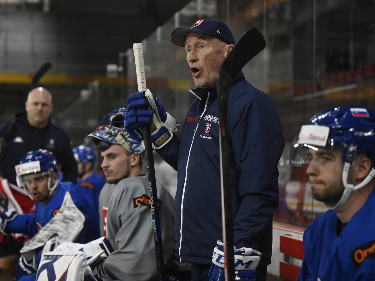 Hlavný tréner slovenskej hokejovej reprezentácie Craig Ramsay sleduje tréning na ľade počas zrazu slovenskej hokejovej reprezentácie